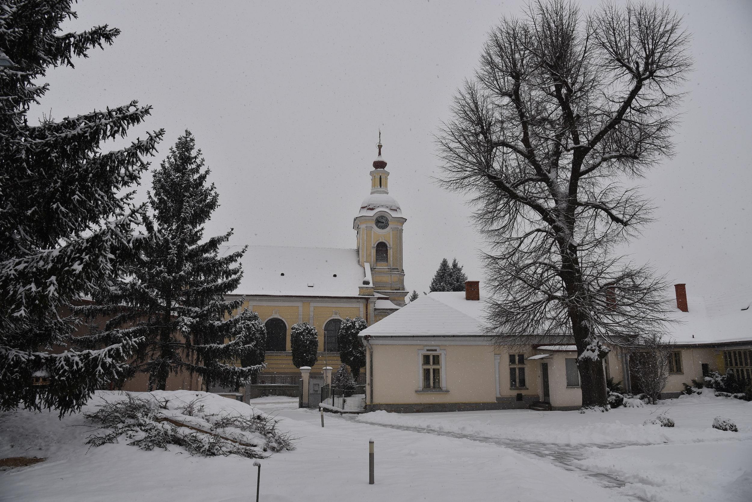 Snehová brigáda na farskom dvore