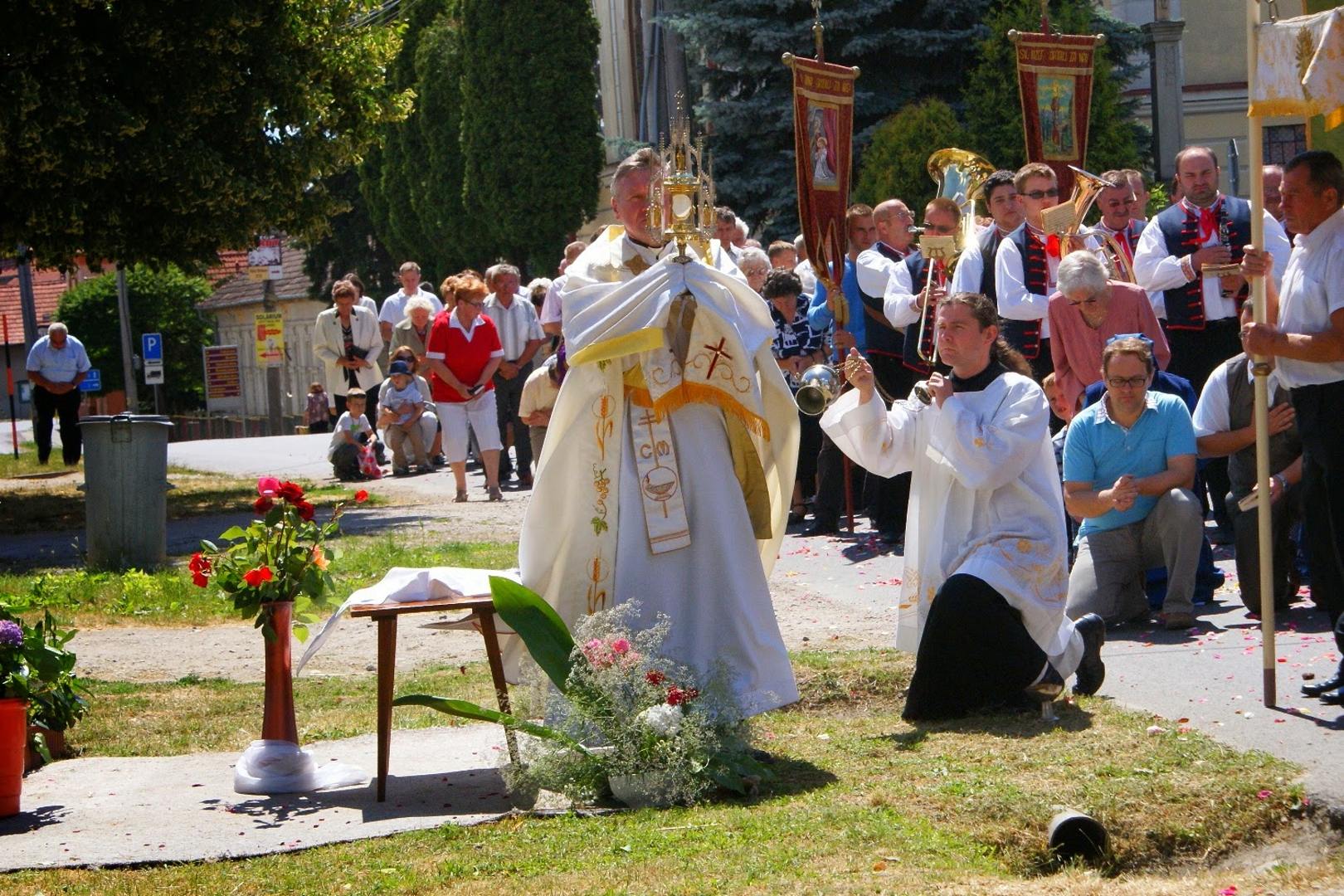 Procesia na slávnosť NAJSVÄTEJŠIEHO KRISTOVHO TELA A KRVI