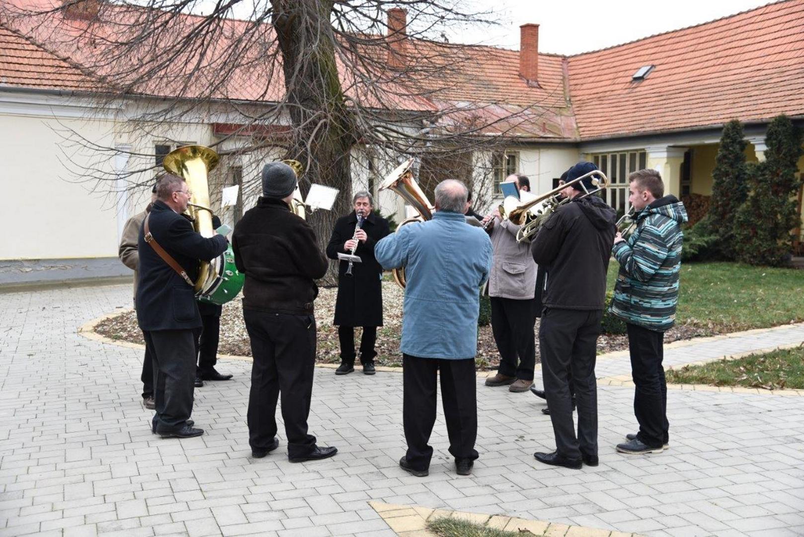 DH Chynorianka vinšuje na farskom dvore